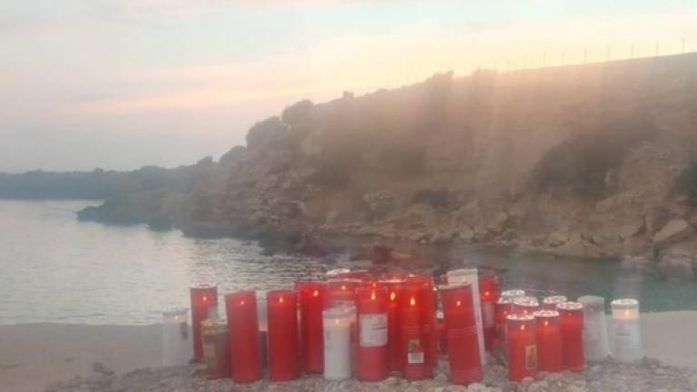 Ροδίτες άναψαν ένα κεράκι στη μνήμη της αδικοχαμένης φοιτήτριας, συγκλονισμένοι με την φρίκη που συντελέστηκε στο όμορφο νησί τους (ΦΩΤΟ)