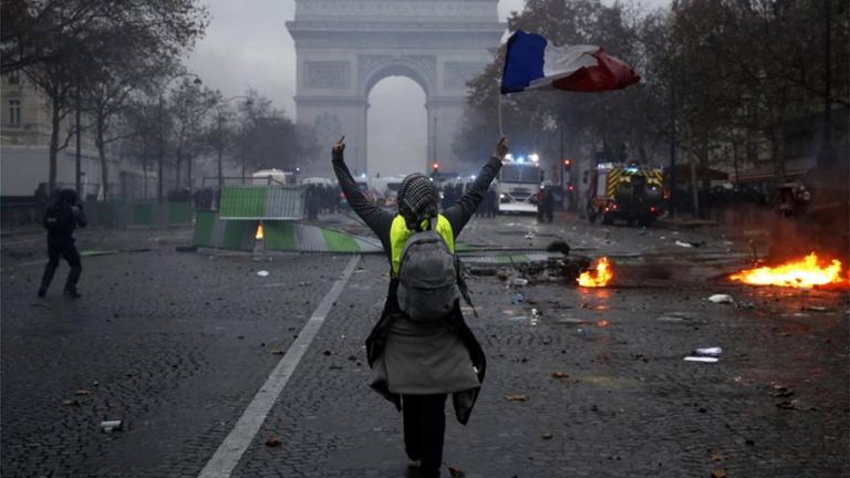 «Κίτρινα Γιλέκα»: Έκτακτη συνεδρίαση καλεί ο Μακρόν μετά τα έκτροπα στο Παρίσι