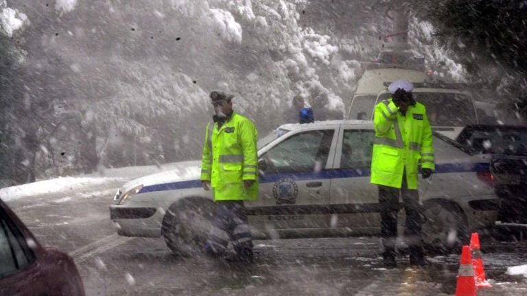 Ισχυρή χιονόπτωση στην Πάρνηθα, κλειστός ο δρόμος-Μποτιλιάρισμα νωρίτερα για παιχνίδια στα χιόνια
