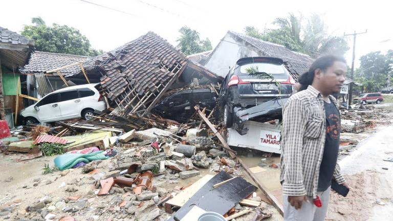 Τσουνάμι στην Ινδονησία:  Οι προσπάθειες των σωστικών συνεργείων συνεχίζονται για τον εντοπισμό των αγνοουμένων κάτω από τα συντρίμμια-Συγκλονίζουν οι περιγραφές των επιζώντων (ΦΩΤΟ-ΒΙΝΤΕΟ)