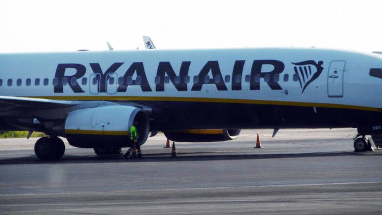 Διακόπτει τα δρομολόγια από Αθήνα για Θεσσαλονίκη, Χανιά, Ρόδο και Μύκονο η Ryanair