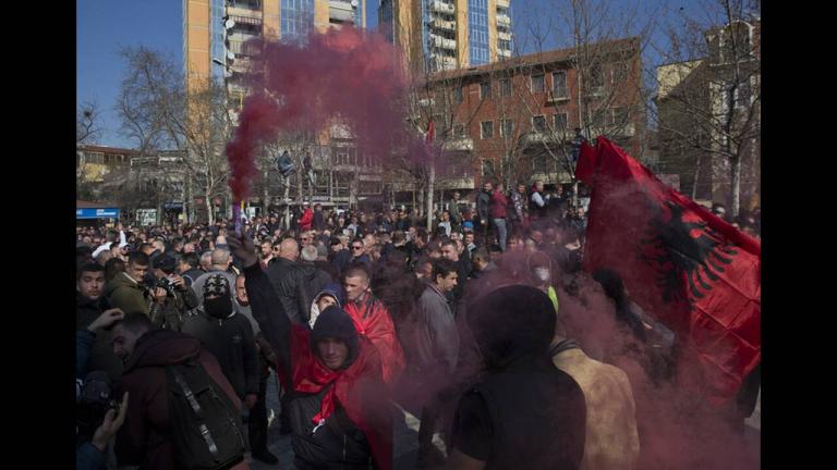 Χιλιάδες Αλβανοί διαδήλωσαν και σήμερα κατά του «Μαδούρο των Βαλκανίων», Έντι Ράμα