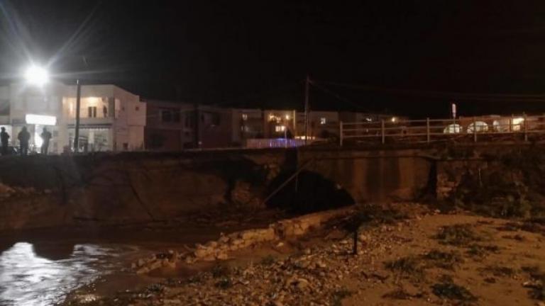 Σε τραγική κατάσταση βρίσκεται η Κρήτη από την κακοκαιρία-Κατέρρευσε κι άλλη γέφυρα-Επιχείρηση διάσωσης οικογένειας σε εξέλιξη, δύσκολη αναμένεται η νύχτα (ΦΩΤΟ-ΒΙΝΤΕΟ)