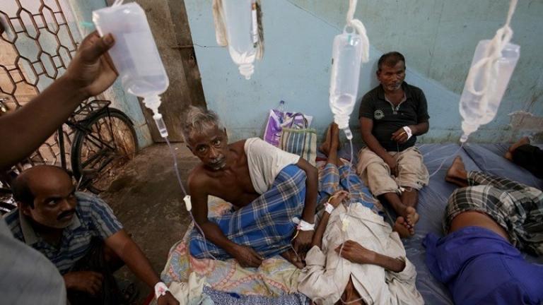 Iνδία: Περισσότεροι από 100 άνθρωποι πέθαναν αφού κατανάλωσαν νοθευμένο αλκοόλ