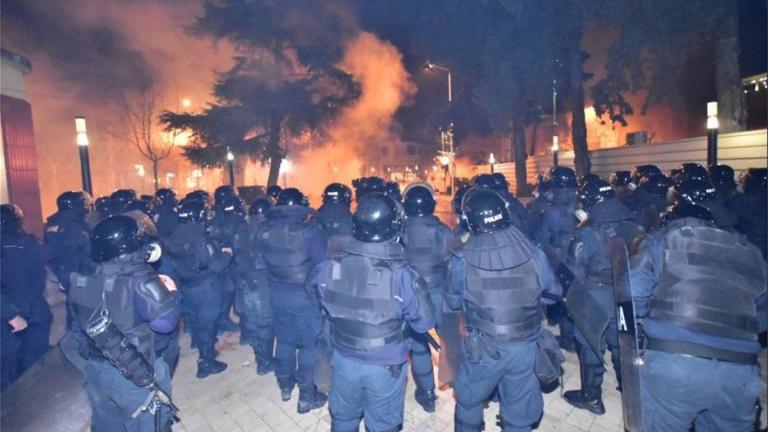 Αλβανία: Νέες βίαιες συγκρούσεις διαδηλωτών και αστυνομικών εξω από τη Βουλή