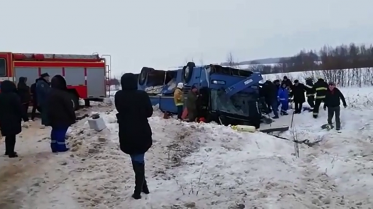 Τραγωδία στη Ρωσία: Νεκροί από ανατροπή λεωφορείου