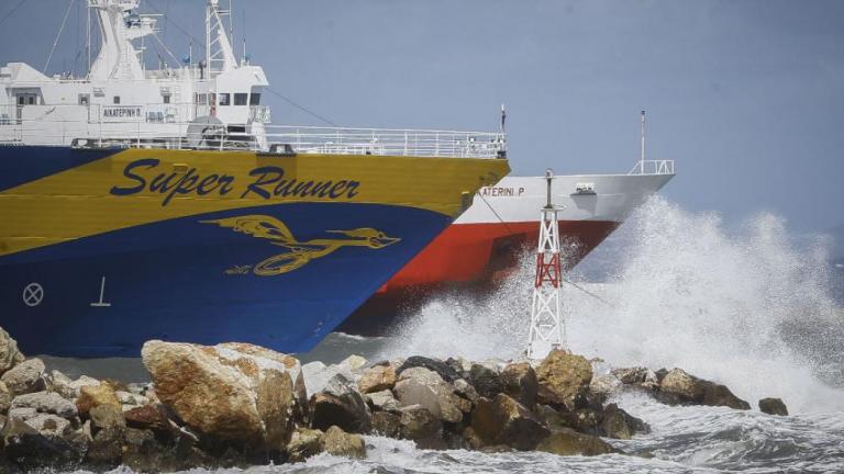 Κακοκαιρία «Χιόνη»: Δεμένα τα πλοία λόγω θυελλωδών ανέμων που φτάνουν τα 10 μποφόρ