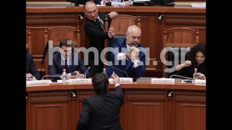 Χαμός στο αλβανικό κοινοβούλιο: Επίθεση με... μπογιά στον Έντι Ράμα! (ΦΩΤΟ-ΒΙΝΤΕΟ)