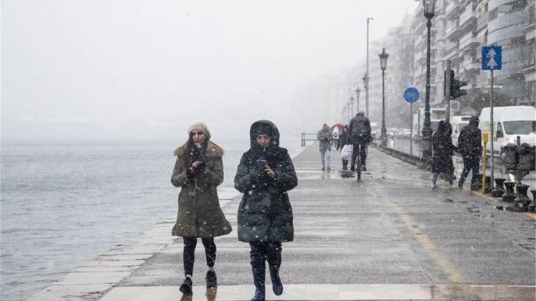 Σε εξέλιξη η κακοκαιρία «Ωκεανίς» - Χιόνια και προβλήματα στη Θεσσαλονίκη - Κατακόρυφη πτώση της θερμοκρασίας