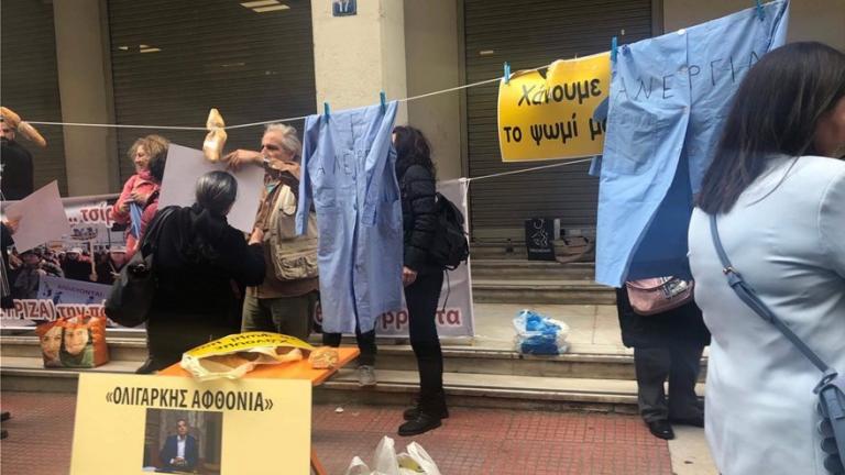 Φασολάδα της «ολιγαρκούς αφθονίας» μοιράζουν οι καθαρίστριες των νοσοκομείων που διαμαρτύρονται στο υπουργείο Υγείας 