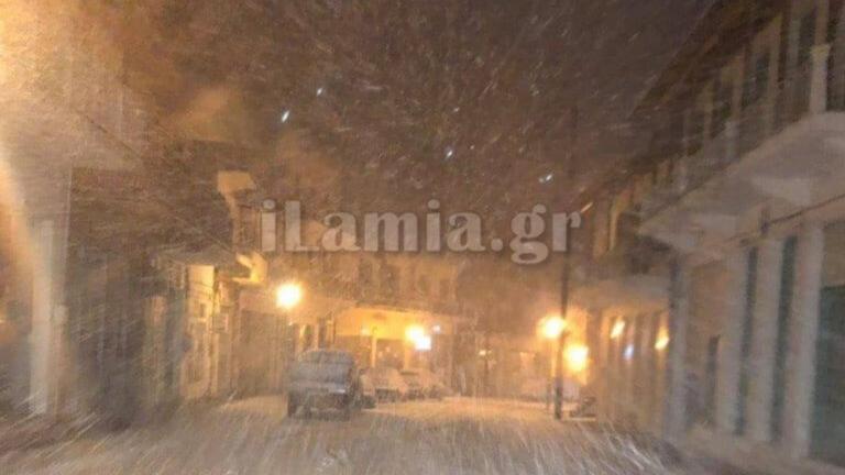 Καιρός: Χιονίζει στην Λαμία, προβλήματα προς Δομοκό και Καρπενήσι (photo)
