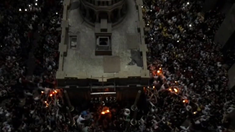 Αντιδράσεις για τον σκευοφύλακα του Πανάγιου Τάφου που δηλώνει ότι ανάβει το Άγιο Φως με αναπτήρα (video)