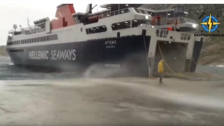 Συγκλονιστικό: Πλοίο «παλεύει» με τα κύματα για να δέσει στο λιμάνι της Σίφνου (Video)