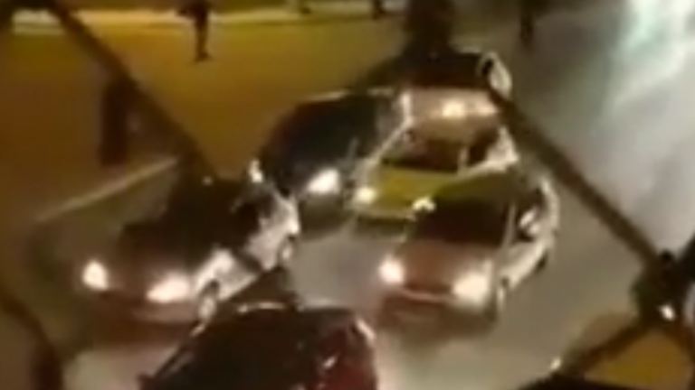 Βίντεο με την στιγμή της επίθεσης οπαδών της ΑΕΚ σε αυτοκίνητα οπαδών του Ολυμπιακού 