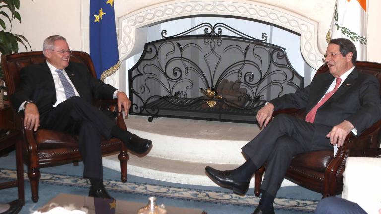 Στην Κύπρο ο Γερουσιαστής Μενέντεζ - Συνάντηση με Αναστασιάδη και συζήτηση για το εμπάργκο