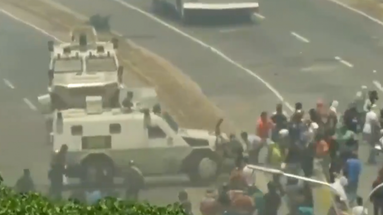 Βίντεο ντοκουμέντο δείχνει ένα τεθωρακισμένο της Εθνικής Φρουράς να πέφτει πάνω σε διαδηλωτές-Όλες οι τελευταίες εξελίξεις και live εικόνα από το Καράκας (video)
