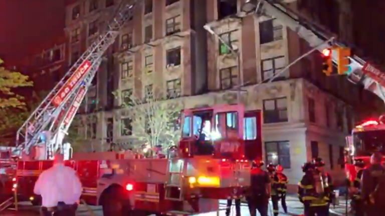 Νέα Υόρκη: Φονική πυρκαγιά σε πολυκατοικία με νεκρούς (video)