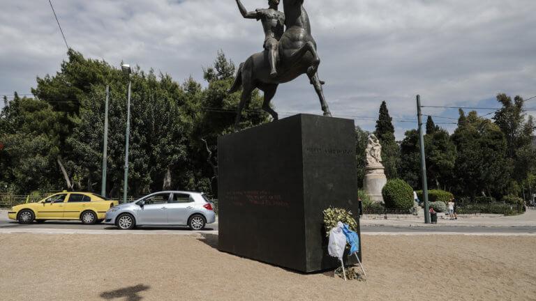 «Μεγαλέκος ο φονιάς των λαών» - Βανδάλισαν το άγαλμα του Μεγάλου Αλεξάνδρου στην Αθήνα (ΦΩΤΟ)