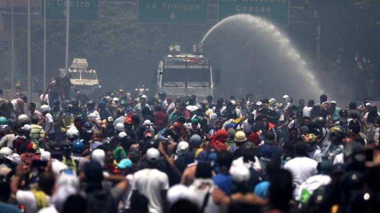 Εμφύλιος-Βενεζουέλα: Συγκρούσεις διαδηλωτών με τους πραιτωριανούς του Μαδούρο