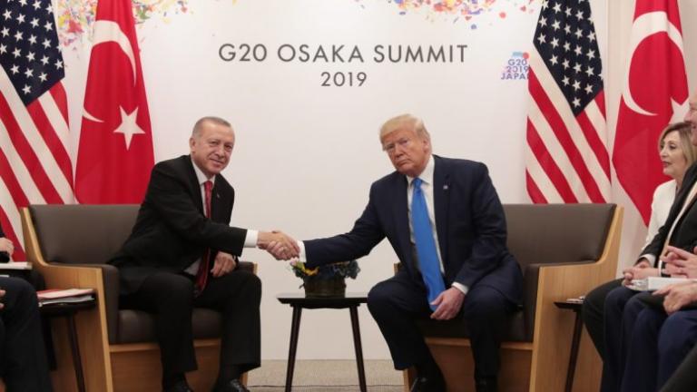 Συνάντηση Τραμπ-Ερντογάν: Διαλλακτικός με τον Ερντογάν, ο Τραμπ