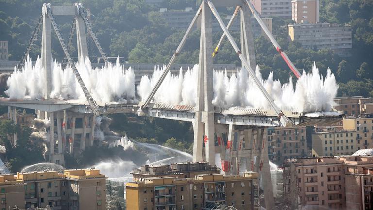 Εντυπωσιακές εικόνες από την κατεδάφιση της μοιραίας γέφυρας της Γένοβας