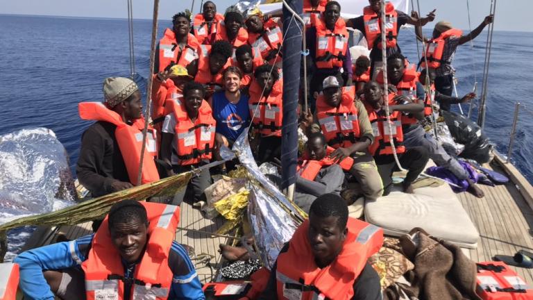 Πλοίο ανθρωπιστικής οργάνωσης αψήφησε τον Σαλβίνι και μπήκε στο λιμάνι της Λαμπεντούζα
