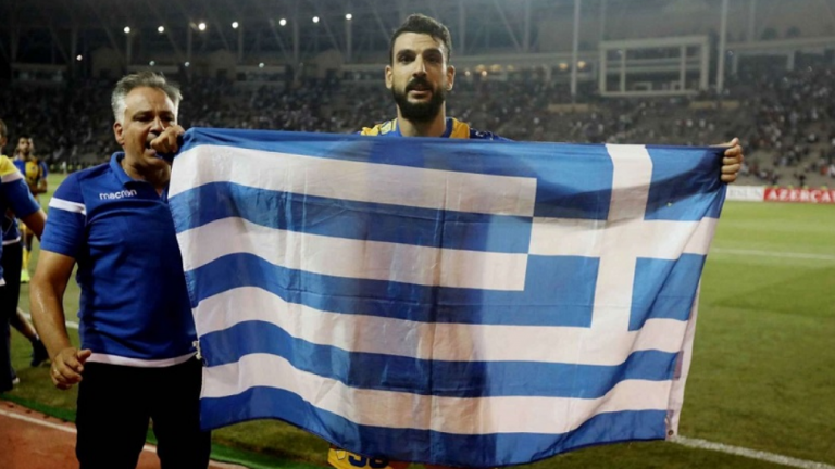 Κύπρος: Απίστευτο «μπούλινγκ» σε ποδοσφαιριστή επειδή πανηγύρισε με την ελληνική σημαία!