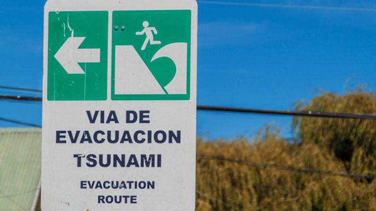 «Εμφύλιος» στην Κω για τις πινακίδες που προειδοποιούν για τσουνάμι