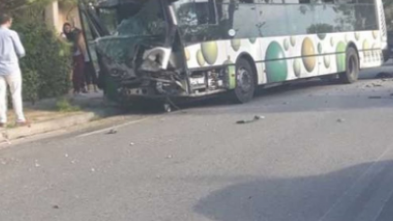 Σύγκρουση λεωφορείου με τέσσερα οχήματα στη λεωφόρο Πάρνηθος