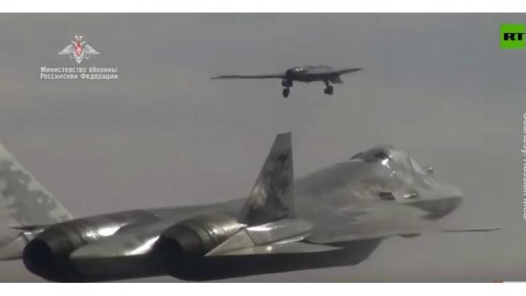 Δίδυμο θανάτου: Ένα Su-57 πετά με το αόρατο βομβαρδιστικό drone «Κυνηγός» (ΒΙΝΤΕΟ - ΦΩΤΟ)