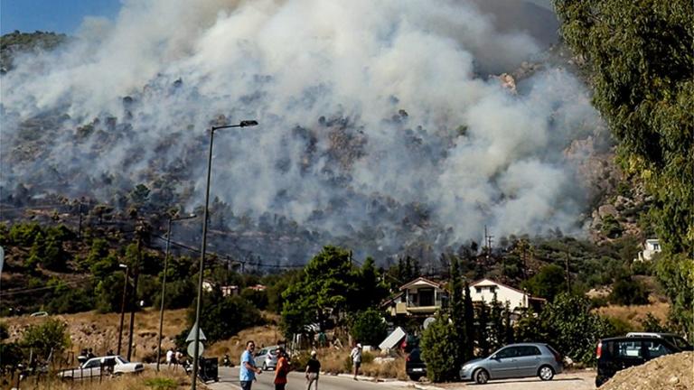Φωτιά τώρα: Μάχη με τις πολλές εστίες και αναζωπυρώσεις στο Λουτράκι