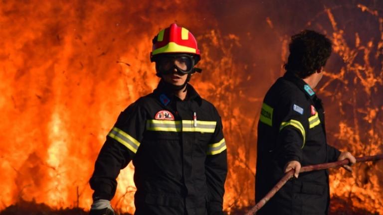 Ολονύχτια μάχη των πυροσβεστών με τις διάσπαρτες εστίες προβλέπεται στο Λουτράκι - Νέα πυρκαγιά στα Μέγαρα