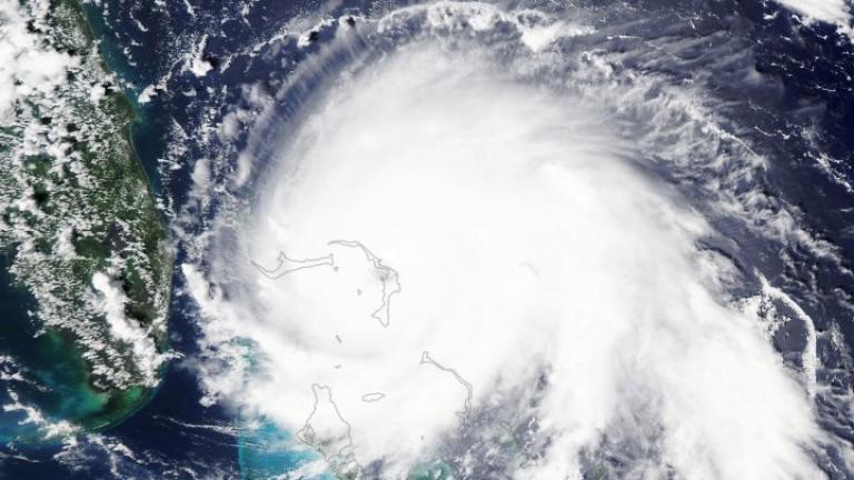 Ένας από τους ισχυρότερους τυφώνες πλήττει τις Μπαχάμες - 1,5 εκατ. άνθρωποι φεύγουν από τα σπίτια τους στις ΗΠΑ