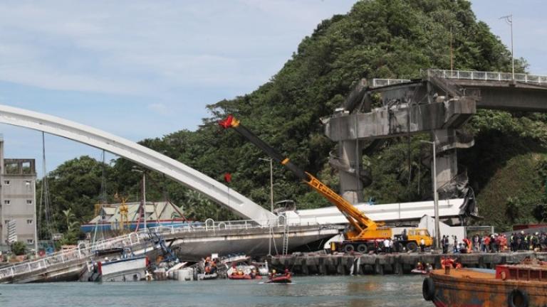Ταϊβάν: Γέφυρα κατέρρευσε πάνω σε αλιευτικά-Φόβοι για παγιδευμένους