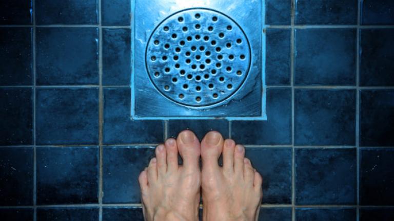 ΜΗΝ πατάτε ξυπόλυτοι στο μπάνιο – Δείτε γιατί…