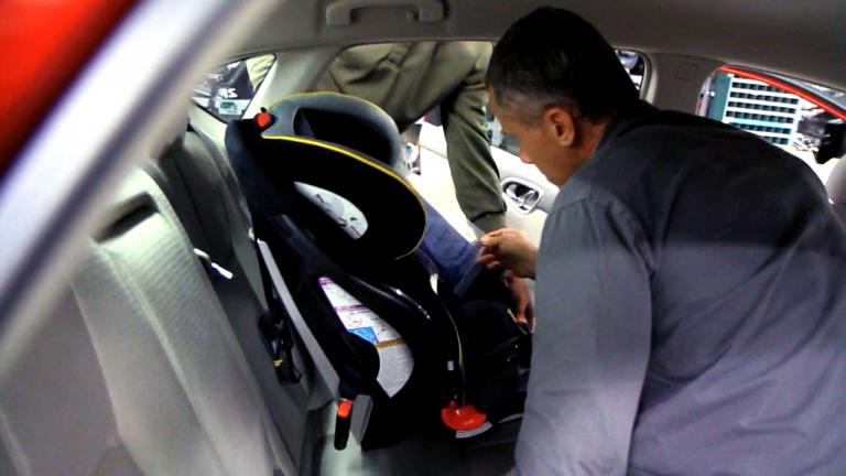 Τι πρέπει να ξέρετε όταν επιβαίνουν στα αυτοκίνητα μικρά παιδιά (ΒΙΝΤΕΟ)