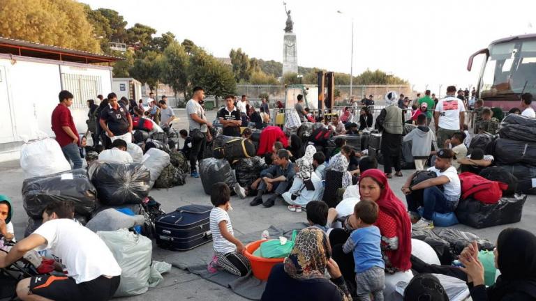 Βουλιάζουν τα νησιά από πρόσφυγες - Συνεχίζονται οι προσπάθειες αποσυμφόρησης - Πυκνώνουν οι αντιδράσεις στην ηπειρωτική Ελλάδα