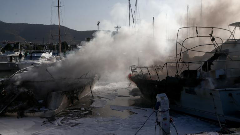 λαμπάδιασαν τρία σκάφη στη Γ’ μαρίνα Γλυφάδας - Γυναίκα πήδηξε στη θάλασσα για να σωθεί (ΦΩΤΙΑ-ΒΙΝΤΕΟ)