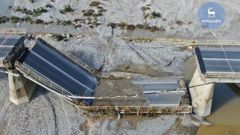 Γεφυρα κόπηκε στα 2 από την κακοκαιρία - Συγκλονιστικές εικόνες