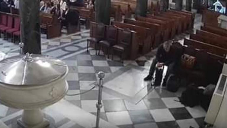 Έκλεψε την κάμερα μέσα από την εκκλησία στην Πανεπιστημίου  (ΒΙΝΤΕΟ ΝΤΟΚΟΥΜΕΝΤΟ) 
