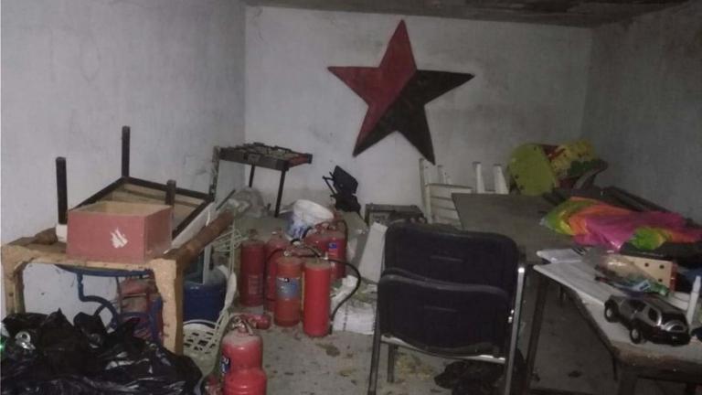 Κοντάρια, κράνη και πυροσβεστήρες στην κατάληψη κτιρίου στο Μαρούσι