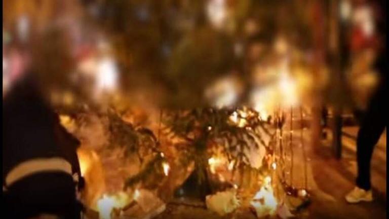 Βίντεο από το κάψιμο του χριστουγεννιάτικου δέντρου στα Εξάρχεια