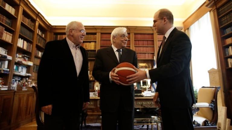 Ο ΠτΔ Π. Παυλόπουλος υποδέχτηκε τον γ.γ. της FIBA, Ανδρέα Ζαγκλή