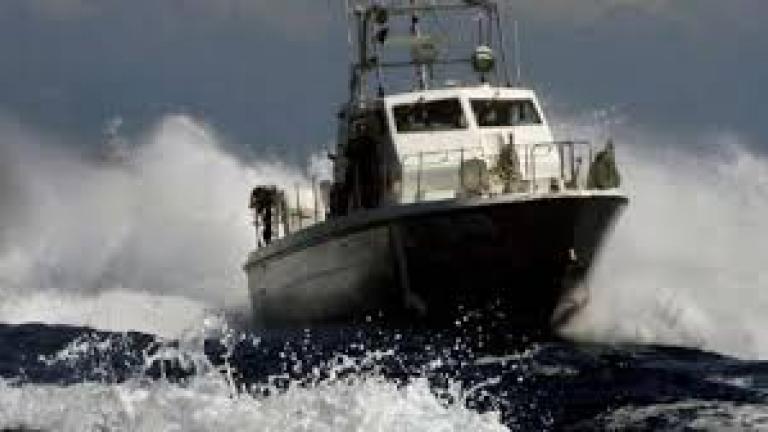  Ακυβέρνητο υπό θυελλώδεις ανέμους πλέει ιστιοφόρο σκάφος με 4 επιβαίνοντες στον Σαρωνικό