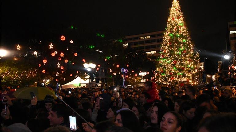 Υπό βροχή, αλλά με πλήθος κόσμου, φωταγωγήθηκε το χριστουγεννιάτικο δέντρο στο Σύνταγμα (ΒΙΝΤΕΟ)