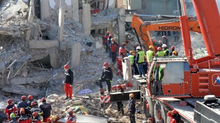 Σεισμός στην Τουρκία: Στους 39 οι νεκροί - Σταματούν οι επιχειρήσεις διάσωσης