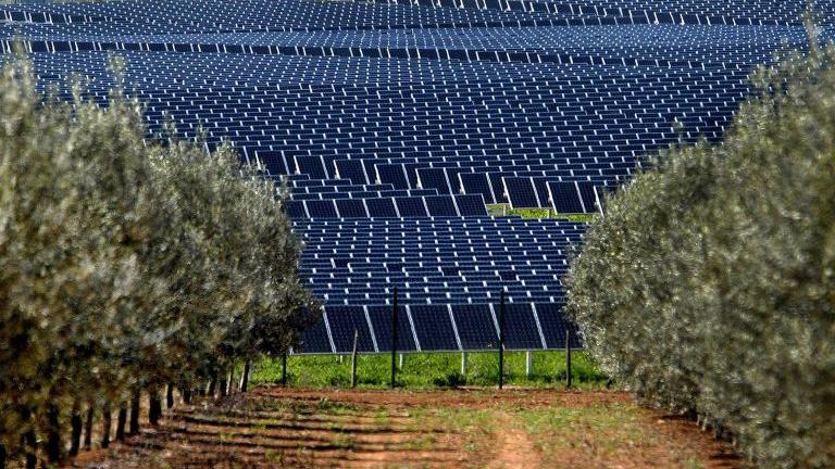 Συμφωνία - ορόσημο από την ΕΛΠΕ για τη δημιουργία γιγαντιαίου έργου Ανανεώσιμων Πηγών Ενέργειας στην Κοζάνη