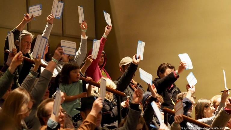 Μετά το φιάσκο στην Αϊόβα τοπ δίλημμα: Ηλεκτρονική ψηφοφορία ή ψηφοδέλτιο από χαρτί;