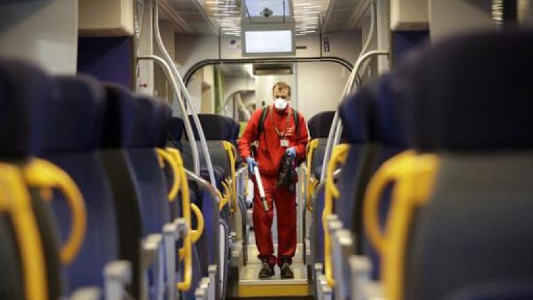 Κοροναιός: Στο Μιλάνο επιβάτες προσπαθούν να πάρουν τα τρένα που κατευθύνονται στον ιταλικό Νότο