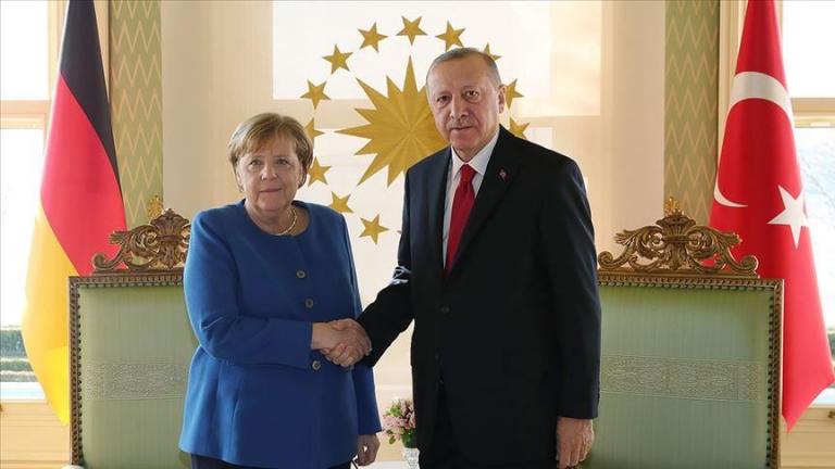 O Ερντογάν ζήτησε από τη Μέρκελ αναθεώρηση της συμφωνίας για το προσφυγικό 